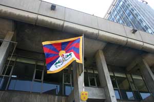 Le drapeau du Tibet au fronton de l'hôtel de ville