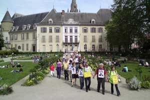 Chaine humaine à Grenoble contre le nucléaire